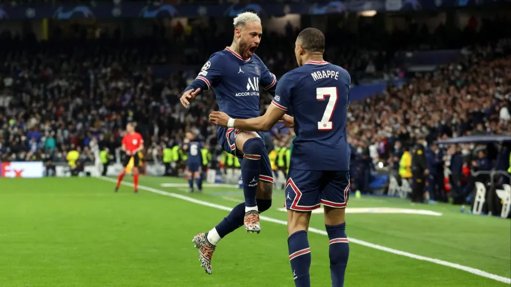 Neymar e Mbappé celebram gol na Ligue 1 (Foto: Gonzalo Arroyo Moreno/Getty Images)