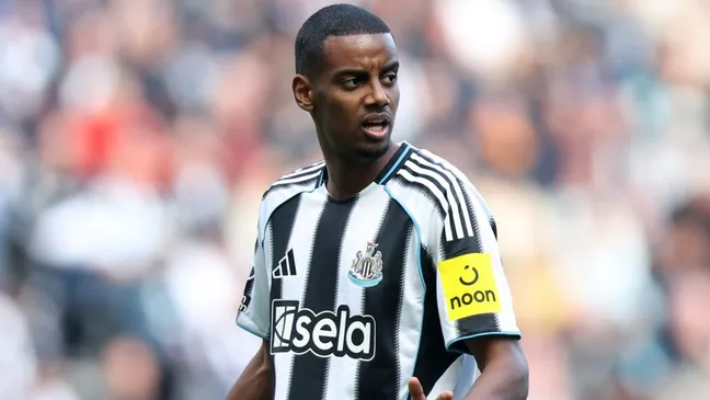 Isak, alvo de Real Madrid e Liverpool, em campo com o Newcastle (Photo by George Wood/Getty Images)