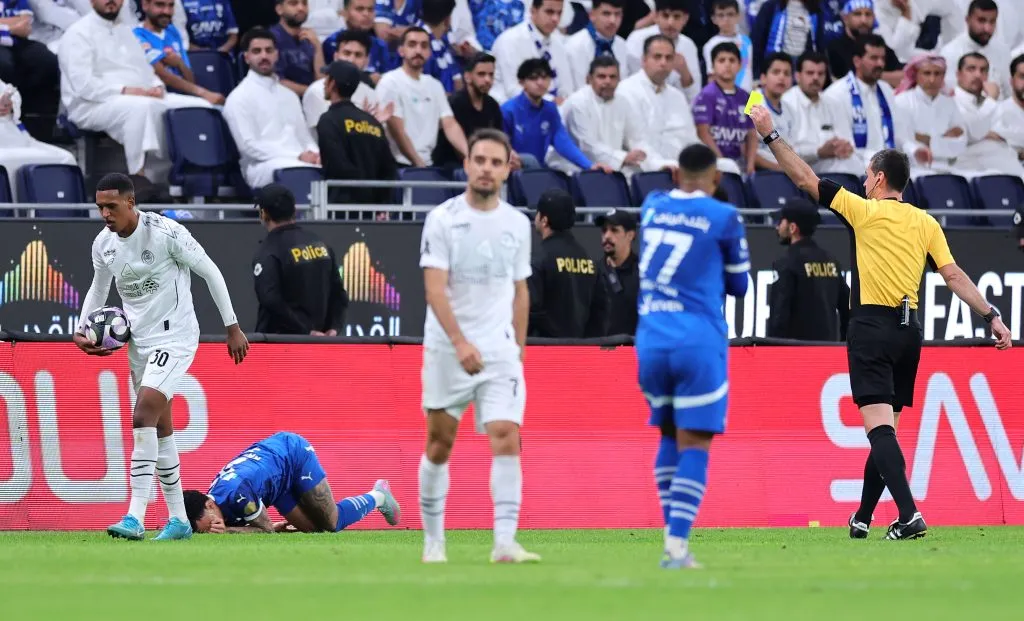 Zagueiro Robert Renan em ação pelo Al Shabab. Jogador entrou na mira do Wolverhampton há dois meses e agora também virou um alvo do Vasco da Gama, segundo o portal NT Vascaínos. (Foto: Abdullah Ahmed/Getty Images)