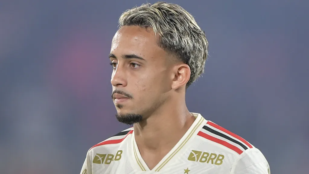 Matheus Gonçalves em jogo do Flamengo (Foto: Thiago Ribeiro/AGIF)