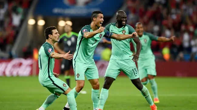 Cédric Soares e Cristiano Ronaldo juntos na Eurocopa 2016. Foto: Stu Forster/Getty Images