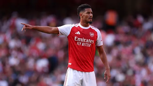 Saliba em ação durante estreia do Arsenal na Premier League (Foto: Justin Setterfield/Getty Images)