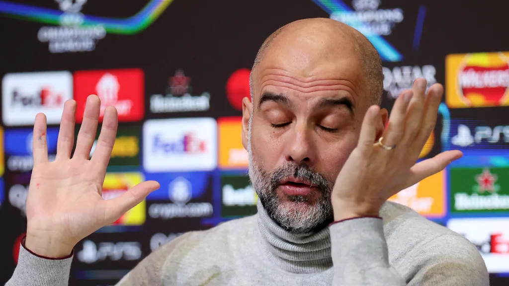 Pep Guardiola durante coletiva pelo Manchester City (Foto: Alex Livesey/Getty Images)