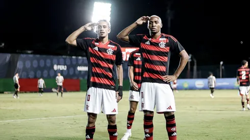 Matheus Gonçalves e Lorran comemoram gol do Flamengo contra o Botafogo pelo Brasileirão Sub-20. Foto: Gilvan de Souza/Flamengo