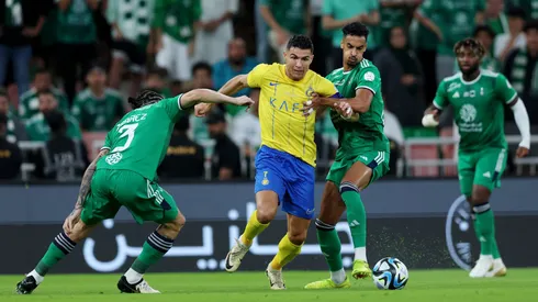 Cristiano Ronaldo disputa bola em jogo contra o Al Ahli pela Supercopa da Arábia Saudita (Foto: Yasser Bakhsh/Getty Images)