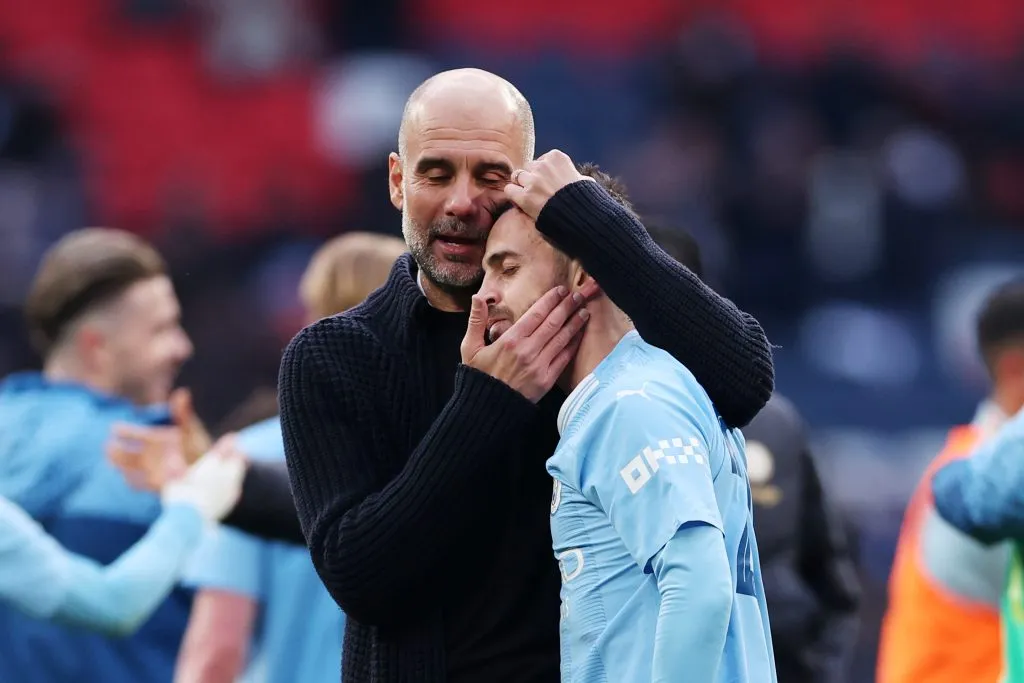 Guardiola elogiou Bernardo Silva e explicou o motivo de ter escolhido o jogador como capitão do Manchester City. (Photo by Alex Pantling/Getty Images)