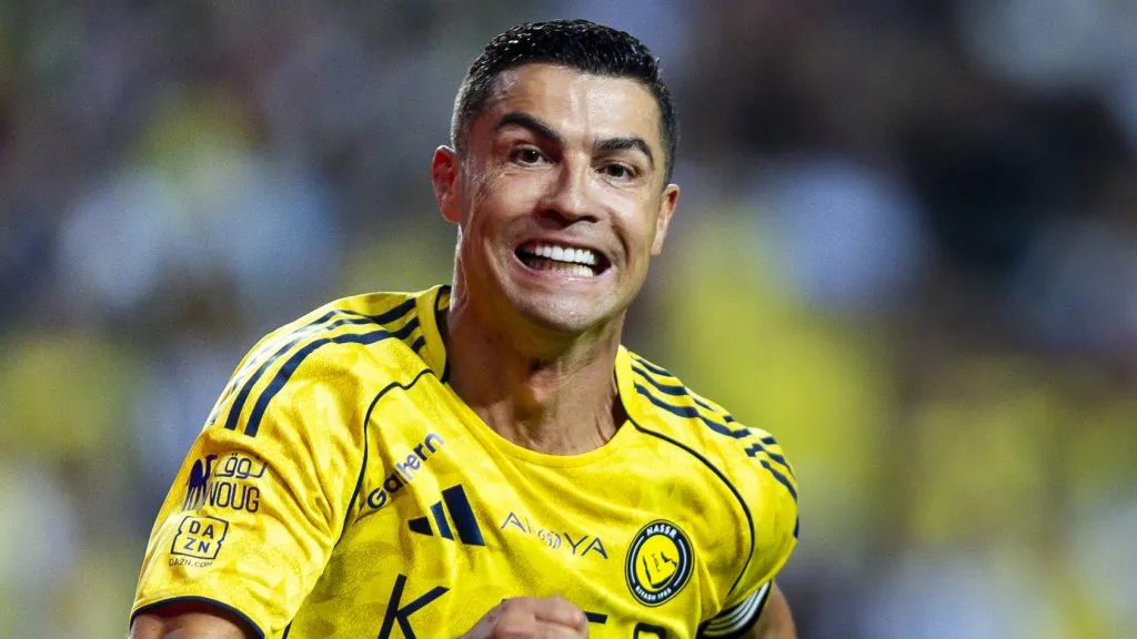 CR7 COM A CAMISA AMARELA, EM CAMPO