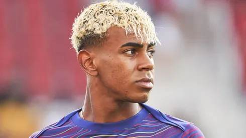 Lamine Yamal muda postura no Barcelona após críticas dos jogadores e mostra dedicação nos bastidores. (Photo by Rafa Babot/Getty Images)
