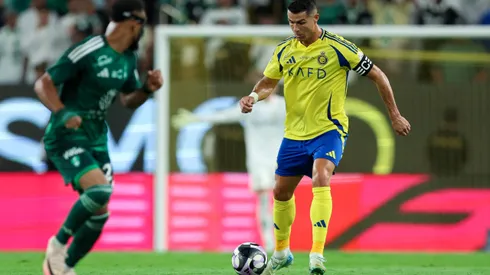 Cristiano Ronaldo, do Al Nassr, controla a bola durante a partida da Saudi Pro League entre Al Nassr FC e Al-Ahli Saudi FC no Estádio Al-Awwal, em 13 de setembro de 2024, em Riad, Arábia Saudita. Foto: Yasser Bakhsh/Getty Images
