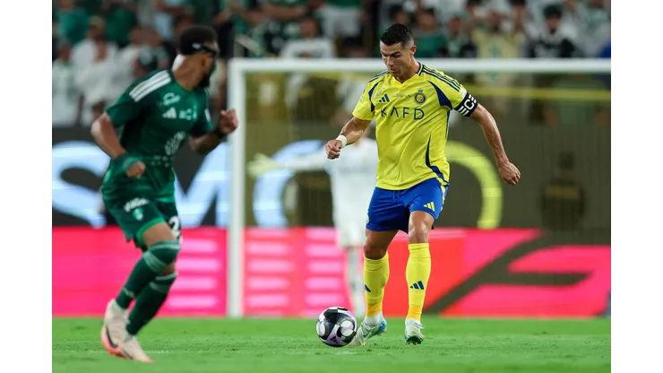 Cristiano Ronaldo, do Al Nassr, controla a bola durante a partida da Saudi Pro League entre Al Nassr FC e Al-Ahli Saudi FC no Estádio Al-Awwal, em 13 de setembro de 2024, em Riad, Arábia Saudita. Foto: Yasser Bakhsh/Getty Images