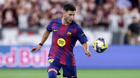 A ausência de Lamine Yamal abre espaço para Roony Bardghji fazer sua estreia pelo Barcelona, enquanto Hansi Flick avalia alternativas para a ala direita no duelo contra o Valencia. (Photo by Paul Miller/Getty Images)