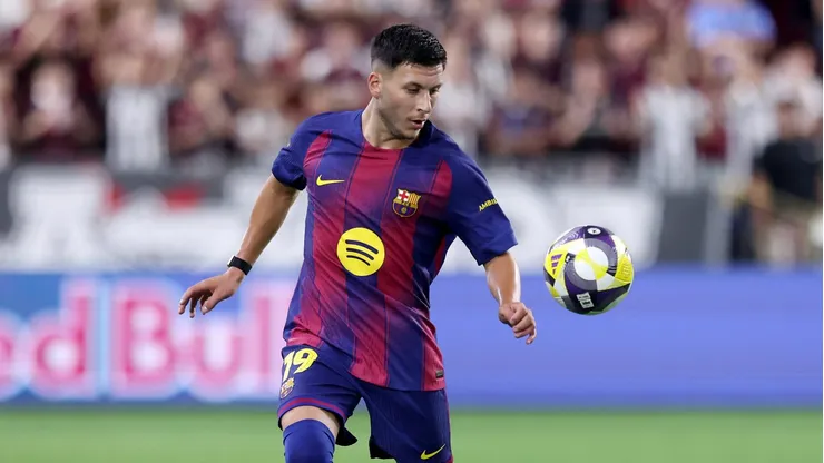 A ausência de Lamine Yamal abre espaço para Roony Bardghji fazer sua estreia pelo Barcelona, enquanto Hansi Flick avalia alternativas para a ala direita no duelo contra o Valencia. (Photo by Paul Miller/Getty Images)