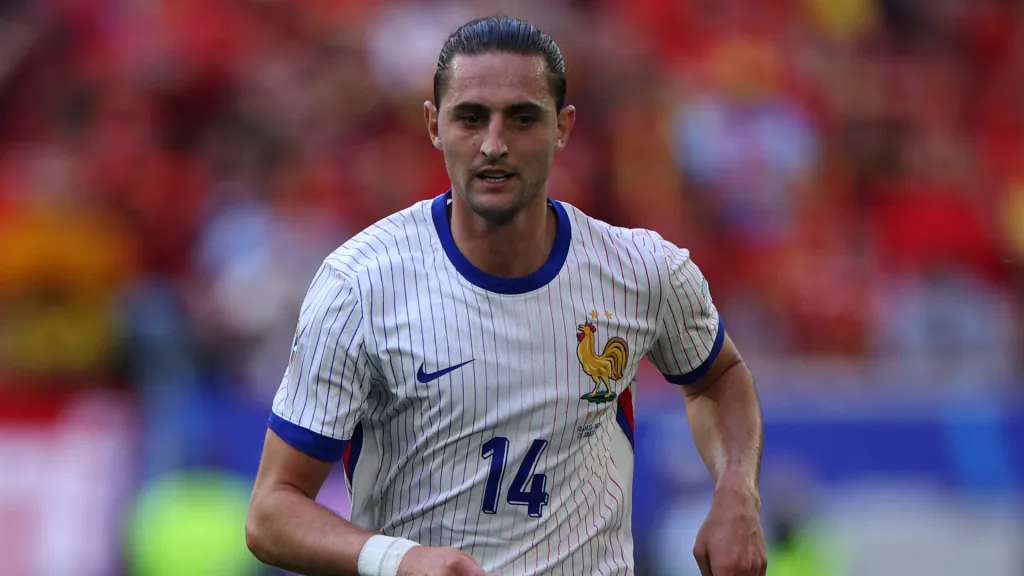 Adrien Rabiot correndo durante partida pela Seleção da França (Foto: Dean Mouhtaropoulos/Getty Images)