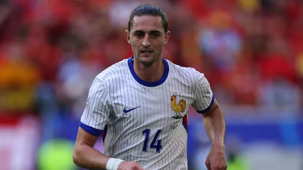 Adrien Rabiot correndo durante partida pela Seleção da França (Foto: Dean Mouhtaropoulos/Getty Images)