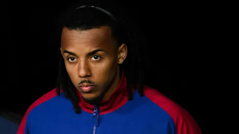 Koundé renovou contrato com o Barcelona até 2030 em cerimônia oficial com Laporta — Foto: David Ramos/Getty Images