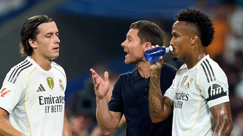 Carreras, Xabi Alonso, treinador do Real Madrid e Éder Militão contra o Osasuna. (Foto: Angel Martinez/Getty Images)