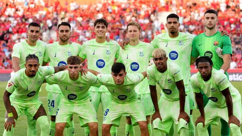 Jogadores do Barcelona, em campo. (Foto: Alex Caparros/Getty Images)