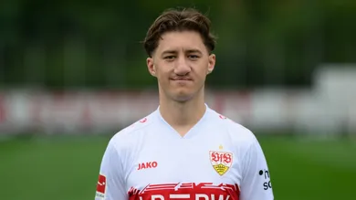 Angelo Stiller observado pelo Manchester United