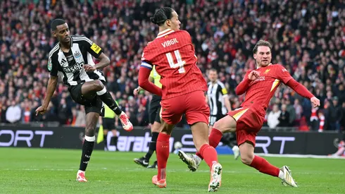 Isak finaliza em duelo contra o Liverpool na Copa da Liga (Foto: Stu Forster/Getty Images)