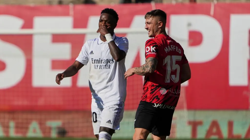 Vinicius Júnior e Pablo Maffeo tiveram alguns desentendimentos em campo. Foto: Rafa Babot/Getty Images