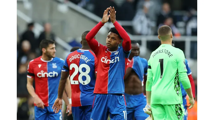 Matheus Franca, do Crystal Palace, aplaude a torcida após a partida da Premier League entre Newcastle United e Crystal Palace, no St. James Park, em 21 de outubro de 2023, em Newcastle upon Tyne, Inglaterra. Foto: Ian MacNicol/Getty Images