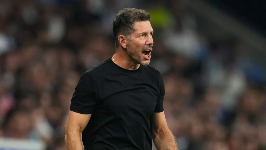Diego Simeone expôs a contradição vivida pelo Atlético de Madrid: enquanto o clube avança com projetos milionários e infraestrutura de ponta, a equipe de futebol perde fôlego e não repete a garra dos anos dourados. (Photo by Alex Caparros/Getty Images)