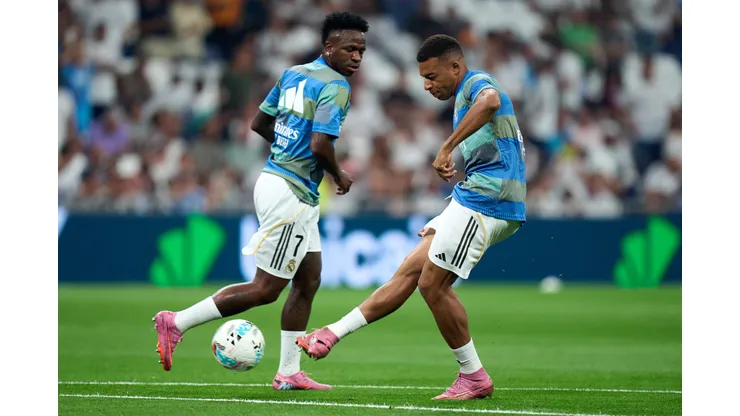 Kylian Mbappé e Vinicius Junior, do Real Madrid, aquecem antes da partida da LaLiga EA Sports entre Real Madrid CF e CA Osasuna, no Estádio Santiago Bernabéu, em 19 de agosto de 2025, em Madri, Espanha. Foto: Angel Martinez/Getty Images