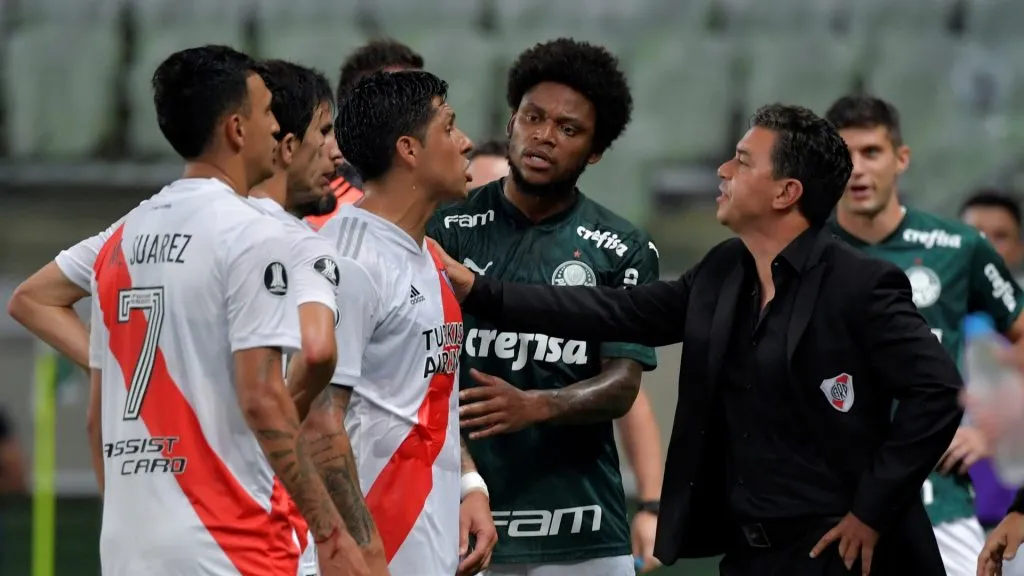 SAO PAULO, BRAZIL – JANUARY 12: Head coach Marcelo Gallardo (R) talks to Robert Rojas of River Plate during a semifinal second leg match between Palmeiras and River Plate as part of Copa CONMEBOL Libertadores 2020 at Allianz Parque on January 12, 2021 in Sao Paulo, Brazil. (Photo by Nelson Almeida – Pool/Getty Images)