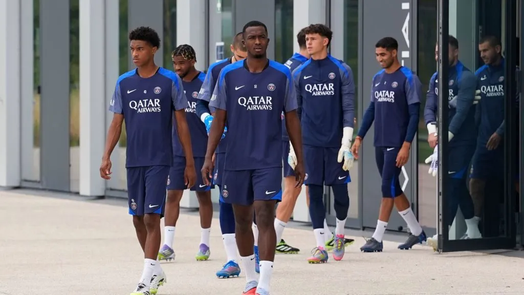 Noham Kamara (o primeiro à esquerda) agora é jogador formalmente profissional do PSG (foto: reprodução/site oficial do PSG)