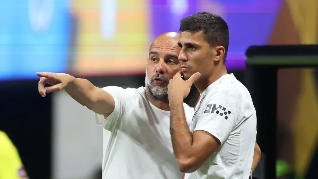 Rodri recebe orientações de Guardiola durante jogo do Mundial de Clubes (Foto: Alex Grimm/Getty Images)