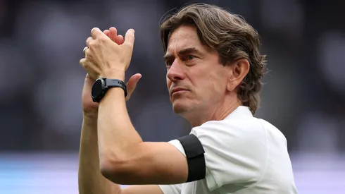 Thomas Frank, técnico do Tottenham, aplaude os fãs após a partida. Foto: Justin Setterfield/Getty Images