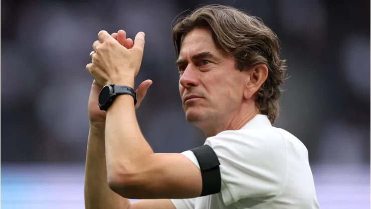 Thomas Frank, técnico do Tottenham, aplaude os fãs após a partida. Foto: Justin Setterfield/Getty Images