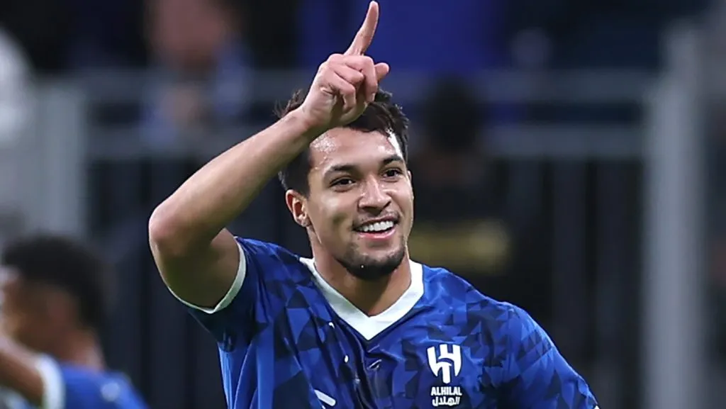 Marcos Leonardo, em campo, com a camisa azul do Al Hilal