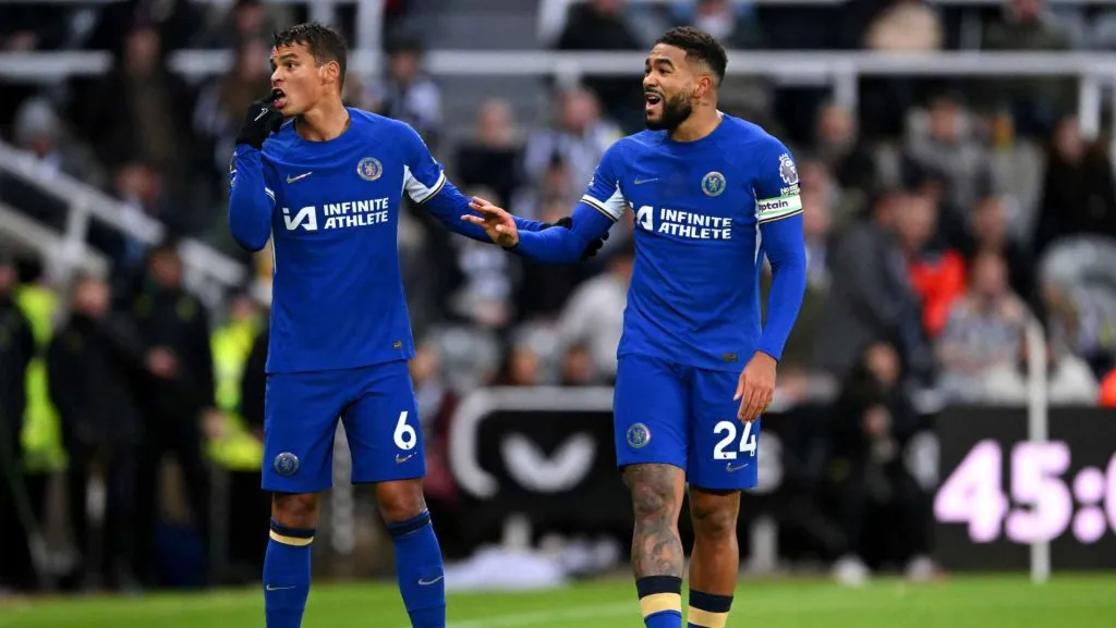 Reece James interage com Thiago Silva durante partida. Foto: Stu Forster/Getty Images