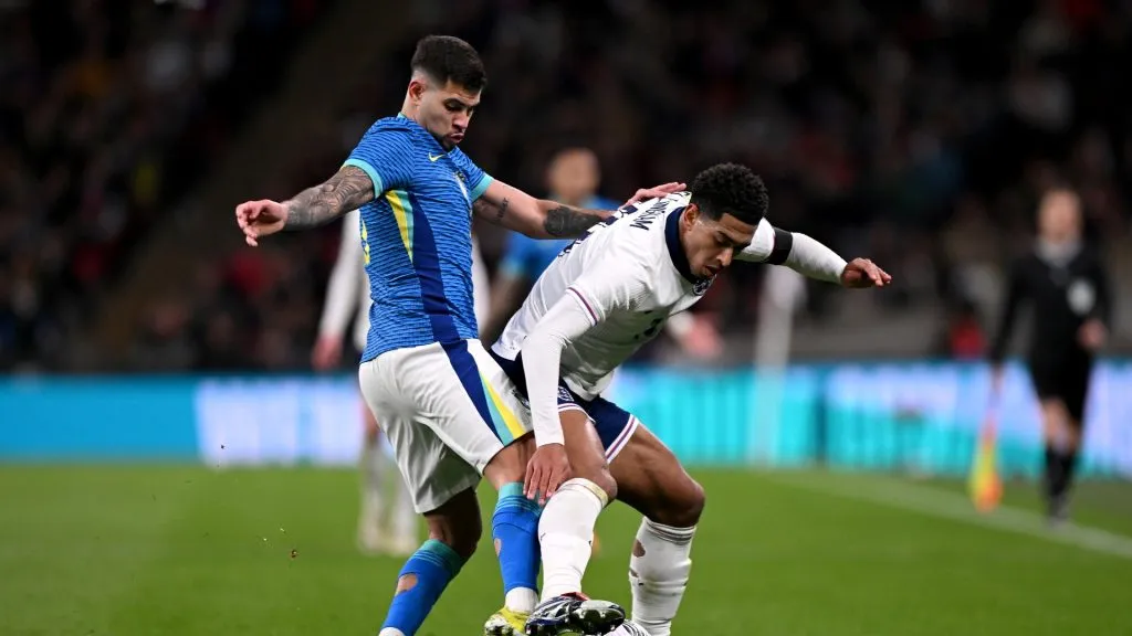 Bruno Guimaraes e Jude Bellingham se enfrentaram pela Seleção. Foto: Mike Hewitt/Getty Images
