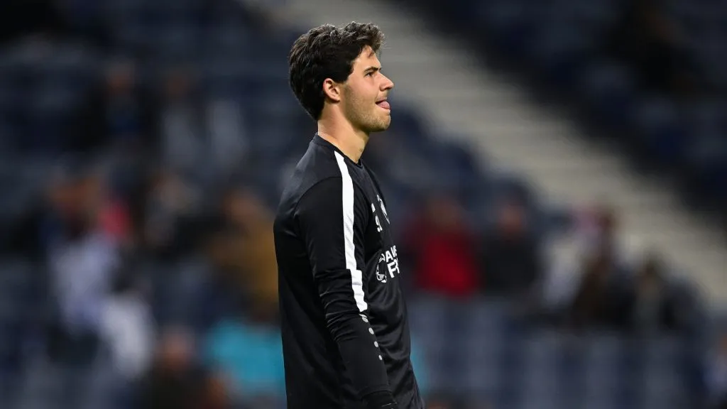 Senne Lammens durante estreia no profissional em Antwerp x Porto na Champions League 2023/24 (Foto: Octavio Passos/Getty Images)