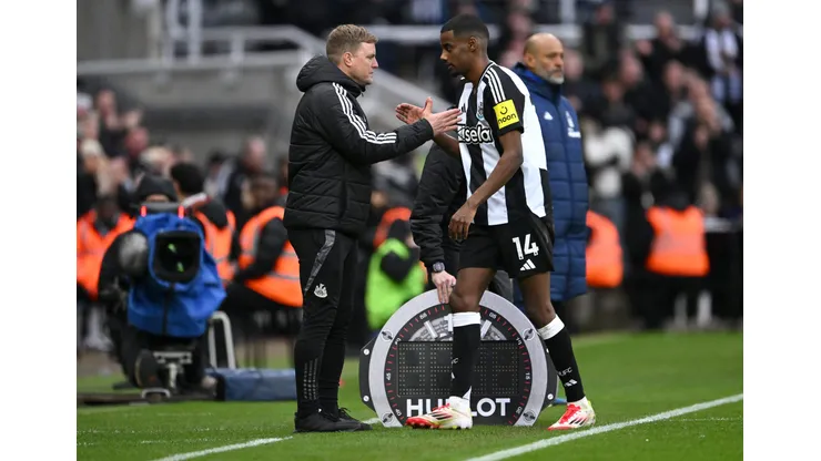O técnico do Newcastle, Eddie Howe, parabeniza Alexander Isak após ser substituído durante a partida da Premier League entre Newcastle United FC e Nottingham Forest FC no St James' Park, em 23 de fevereiro de 2025, em Newcastle upon Tyne, Inglaterra. Foto: Stu Forster/Getty Images
