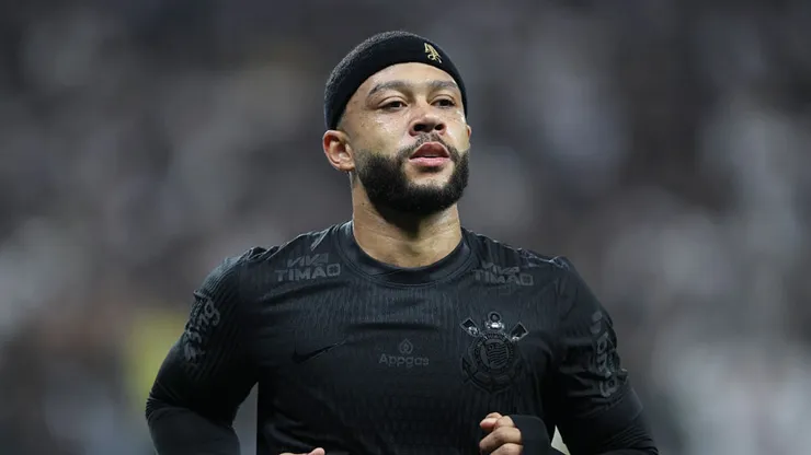 Memphis Depay em confronto pelo Corinthians