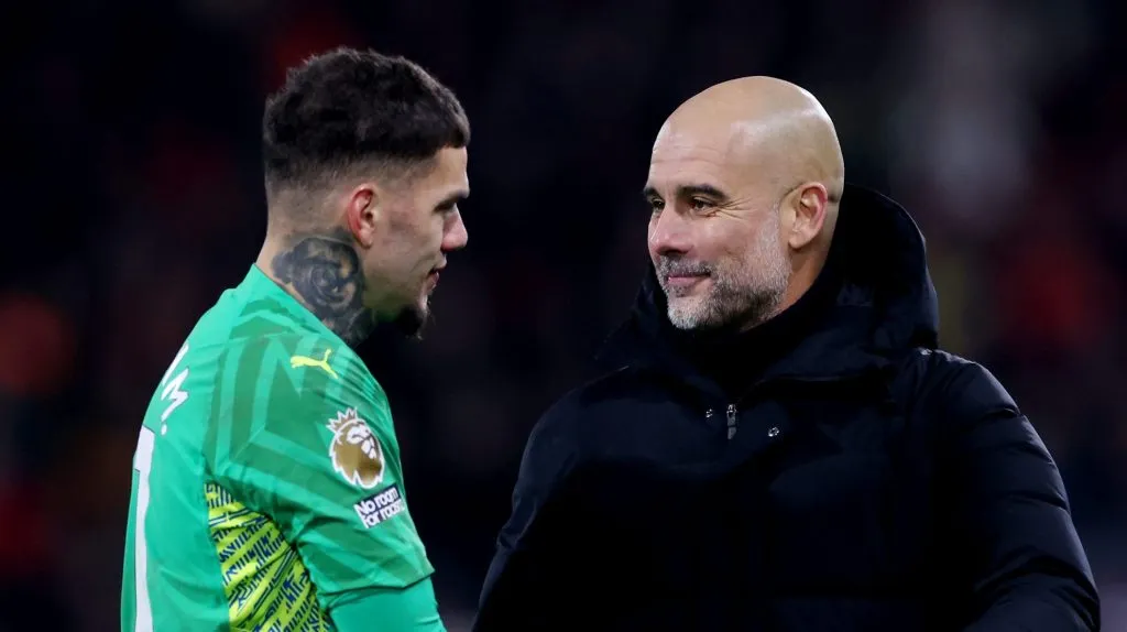 Guardiola e Ederson em jogo do Manchester City.