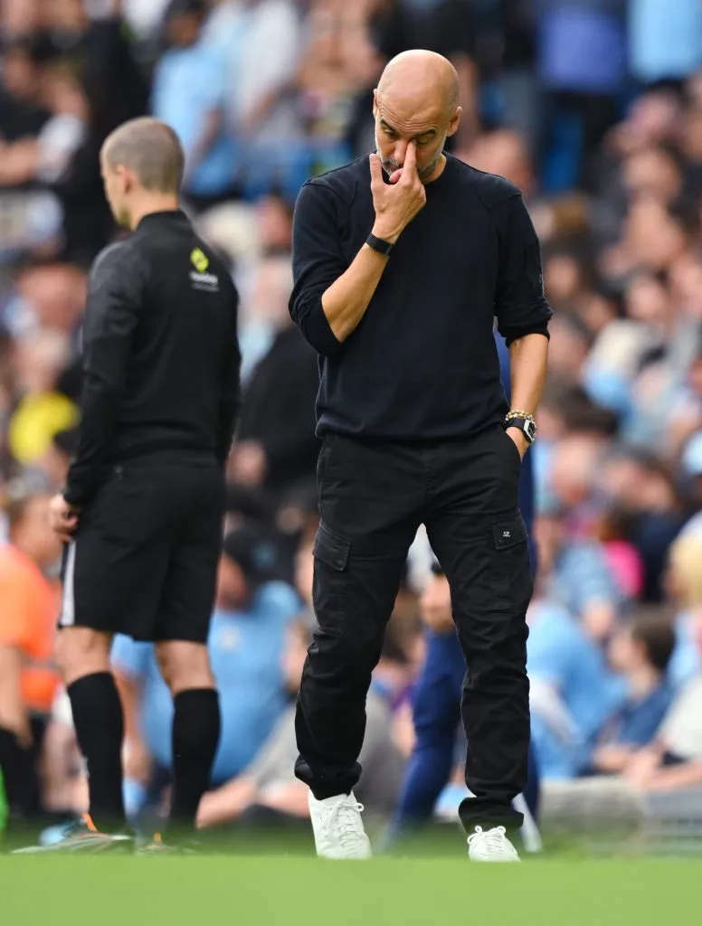Pep Guardiola, técnico do Manchester City, parece abatido após a derrota de sua equipe na partida da Premier League entre Manchester City e Tottenham Hotspur, no Etihad Stadium, em 23 de agosto de 2025, em Manchester, Inglaterra. Foto: Clive Mason/Getty Images