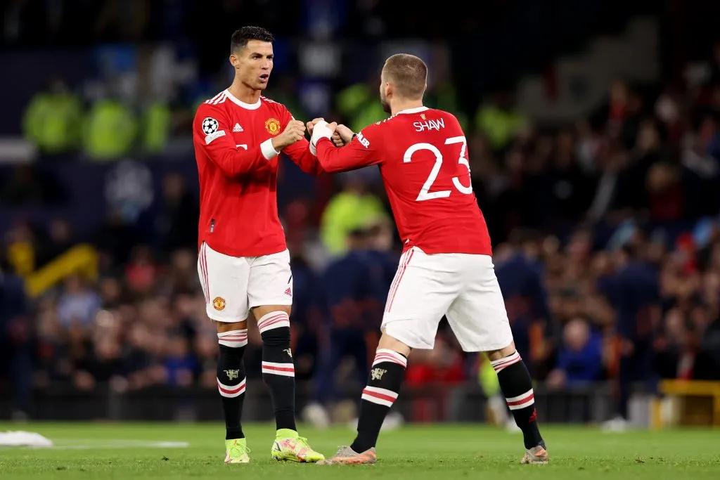 Cristiano Ronaldo, do Manchester United, interage com Luke Shaw, do Manchester United, antes da partida do grupo F da Liga dos Campeões da UEFA entre Manchester United e Atalanta, no Old Trafford, em 20 de outubro de 2021, em Manchester, Inglaterra. Foto: Naomi Baker/Getty Images