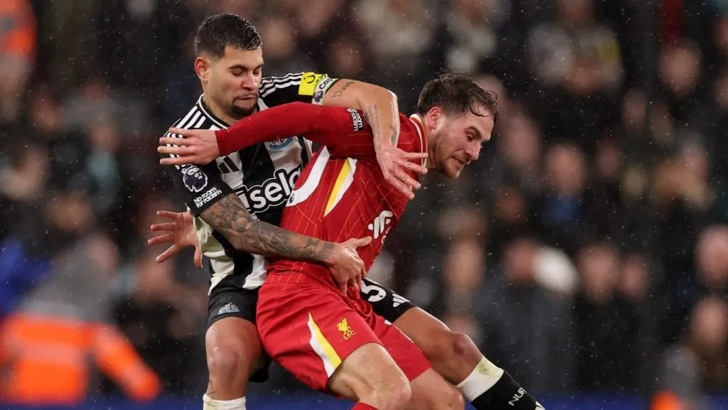 Newcastle e Liverpool se enfrentam neste final de semana em um confronto que promete emoções na Premier League. (Photo by Carl Recine/Getty Images)
