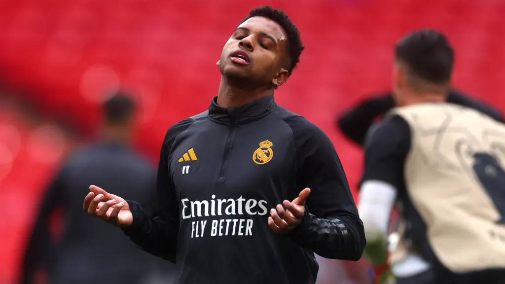Rodrygo lamenta durante treino do Real Madrid. (Foto: Lars Baron/Getty Images)