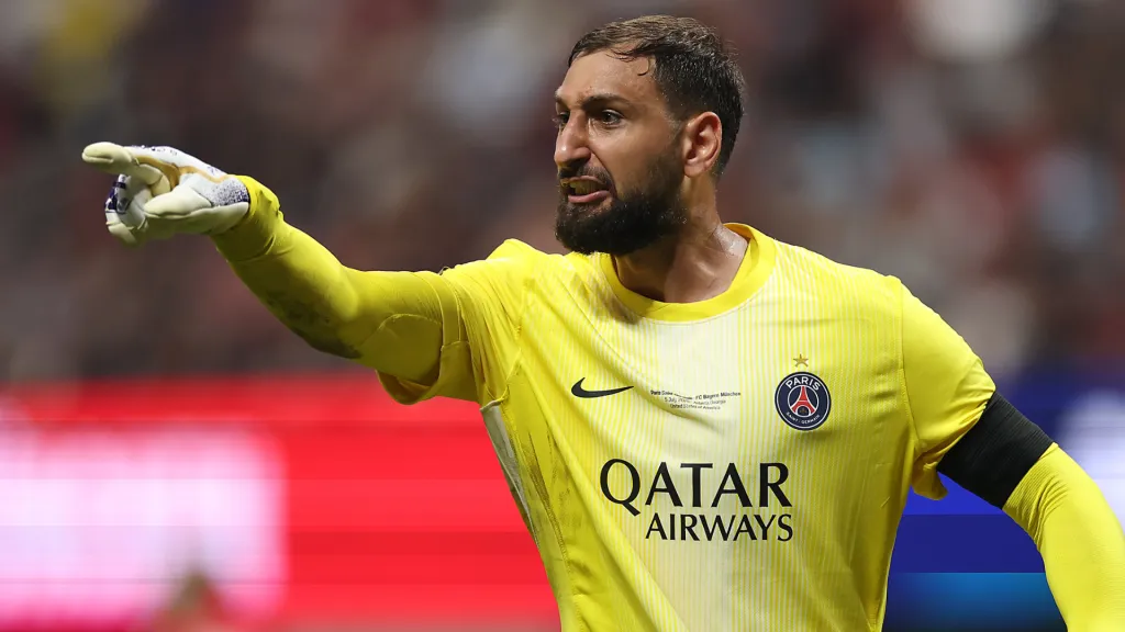 Donnarumma apontando para o lado durante partida pelo PSG (Foto: Buda Mendes/Getty Images)