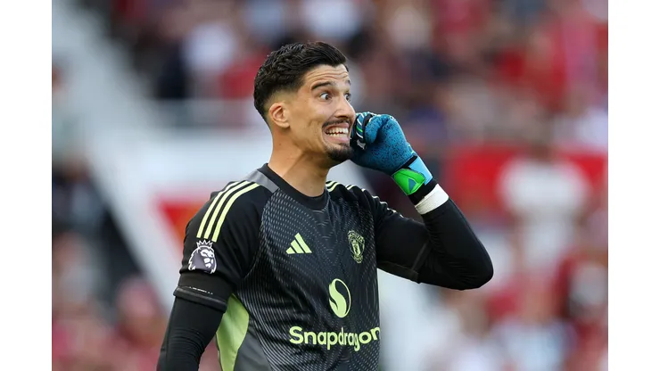 Bayindir em ação pelo Manchester United. (Photo by Michael Regan/Getty Images)