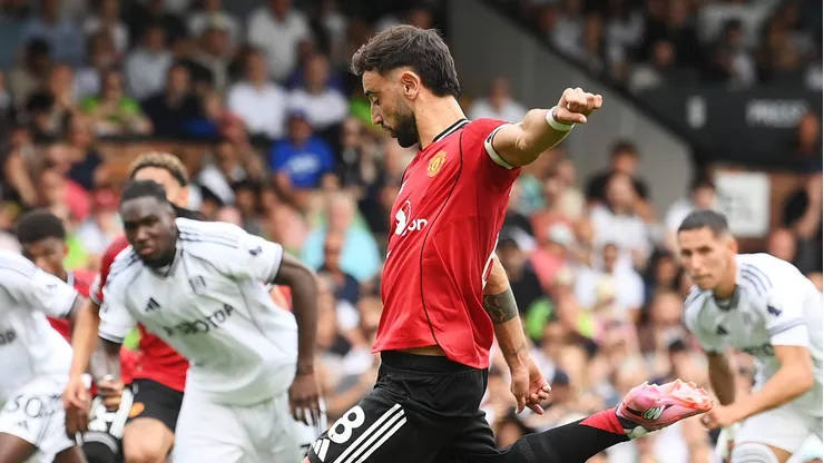 Bruno Fernandes desperdiçou um pênalti crucial no empate entre Manchester United e Fulham, em Craven Cottage. (Photo by Mike Hewitt/Getty Images)