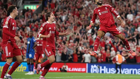 Mohamed Salah, do Liverpool, comemora o quarto gol de sua equipe ao lado de Federico Chiesa e Curtis Jones durante a partida da Premier League entre Liverpool e Bournemouth, em Anfield, em 15 de agosto de 2025, em Liverpool, Inglaterra. Foto: Michael Steele/Getty Images