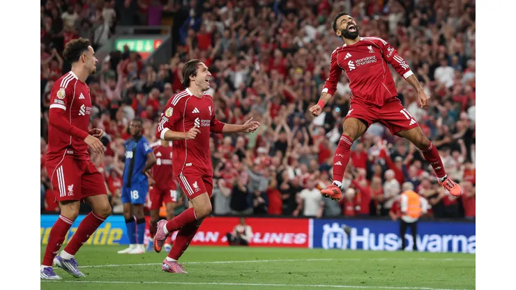 Mohamed Salah, do Liverpool, comemora o quarto gol de sua equipe ao lado de Federico Chiesa e Curtis Jones durante a partida da Premier League entre Liverpool e Bournemouth, em Anfield, em 15 de agosto de 2025, em Liverpool, Inglaterra. Foto: Michael Steele/Getty Images