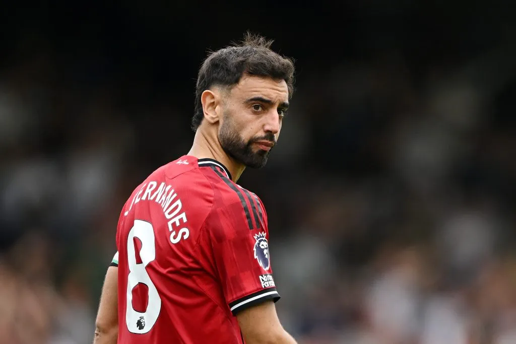 Bruno Fernandes pode parar no futebol saudita. Jogador em campo com a camisa vermelha do Manchester United (Photo by Mike Hewitt/Getty Images)