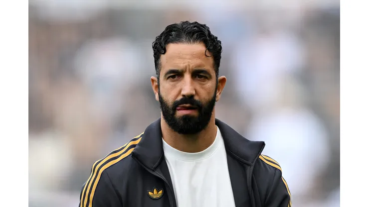 Ruben Amorim, técnico do Manchester United, observa antes da partida da Premier League entre Fulham e Manchester United em Craven Cottage, em 24 de agosto de 2025, em Londres, Inglaterra. Foto: Mike Hewitt/Getty Images